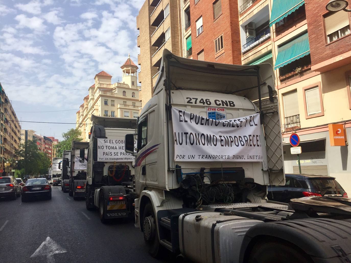 Una caravana con más de 400 vehículos, en su mayoría camiones, ha circulado este sábado, por las calles de Valencia en procesión para ser bendecidos en el Puerto, con motivo de la festividad de San Cristóbal, patrón de los transportistas. Los transportistas han hecho sonar sus bocinas por las calles y avenidas por las que han circulado.