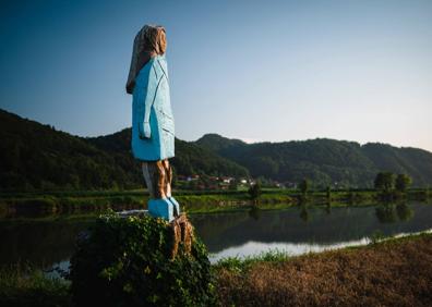 Imagen secundaria 1 - La obra ha sido esculpida en un árbol con motosierra. 