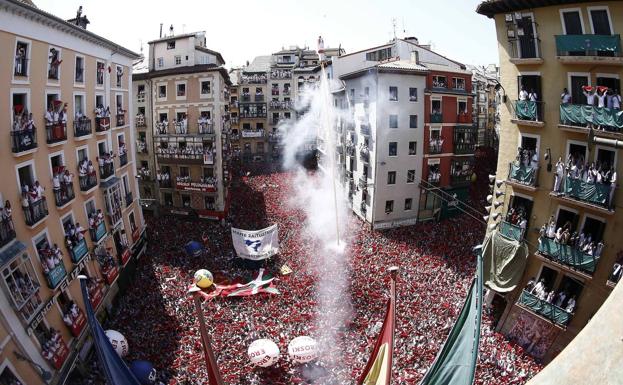 Imagen principal - Polémica en el inicio de los Sanfermines por el intento de colocar una ikurriña