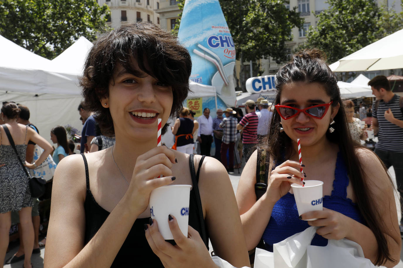 Valencia celebra este sábado 6 de julio el Día de la Horchata y la Chufa, dentro del programa oficial de la Gran Fira 2019. Con un calor sofocante, los valencianos han agradecido la degustación del refrescante producto en la plaza del Ayuntamiento. La feria incluye además talleres para elaborar horchata casera, actuaciones musicales y una exposición de maquinaria agrícola. La degustación continúa hasta las 21.00 horas.