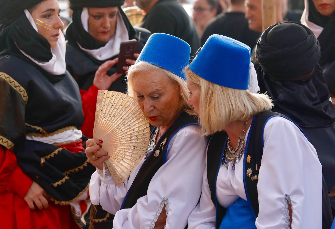 Los moros y cristianos han tomado este sábado Valencia. La Agrupació de Moros i Cristians del Marítim ha celebrado la tradicional entrada dentro del programa de actos de la Feria de Julio. 