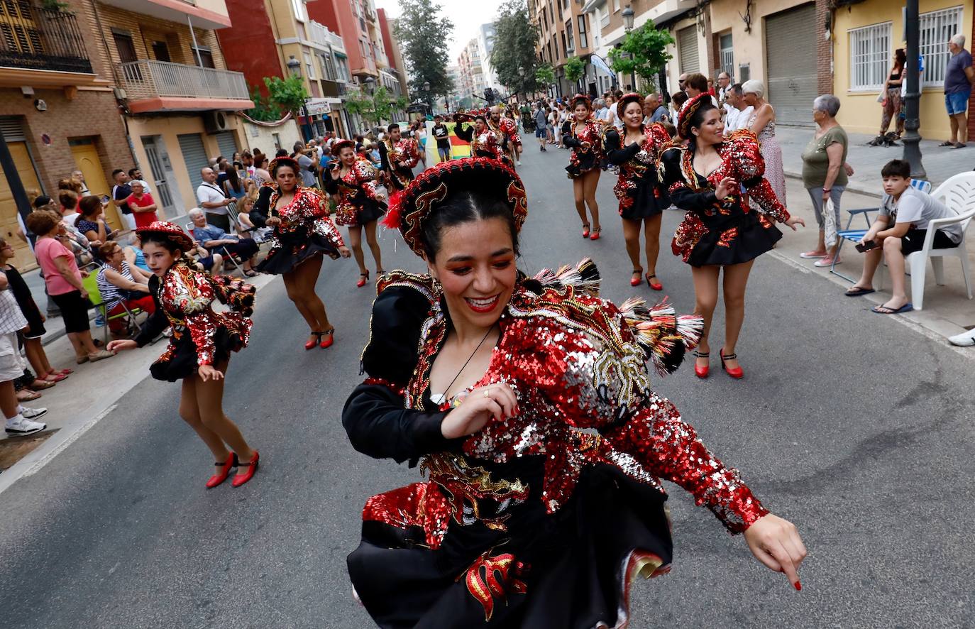Los moros y cristianos han tomado este sábado Valencia. La Agrupació de Moros i Cristians del Marítim ha celebrado la tradicional entrada dentro del programa de actos de la Feria de Julio. 