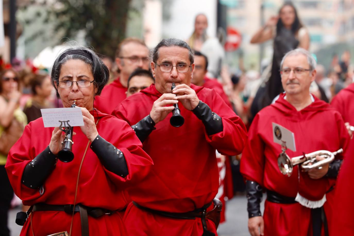 Los moros y cristianos han tomado este sábado Valencia. La Agrupació de Moros i Cristians del Marítim ha celebrado la tradicional entrada dentro del programa de actos de la Feria de Julio. 