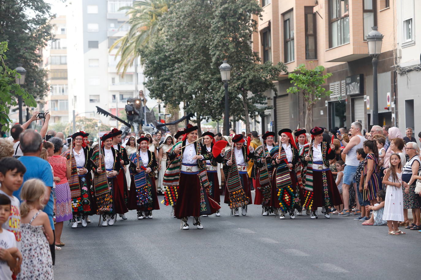 Los moros y cristianos han tomado este sábado Valencia. La Agrupació de Moros i Cristians del Marítim ha celebrado la tradicional entrada dentro del programa de actos de la Feria de Julio. 