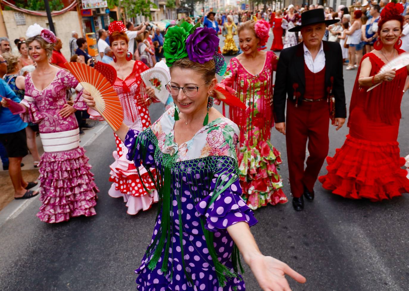 Los moros y cristianos han tomado este sábado Valencia. La Agrupació de Moros i Cristians del Marítim ha celebrado la tradicional entrada dentro del programa de actos de la Feria de Julio. 