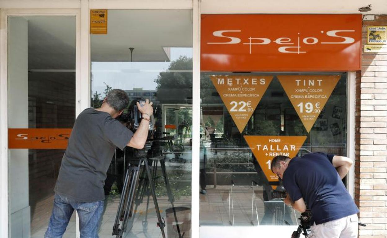 Dós cámaras de televisión graban el interior de la peluquería Spejos, del barrio barcelonés de Sarria, en donde anoche fué asesinado el marido de la propietaria del establecimiento.