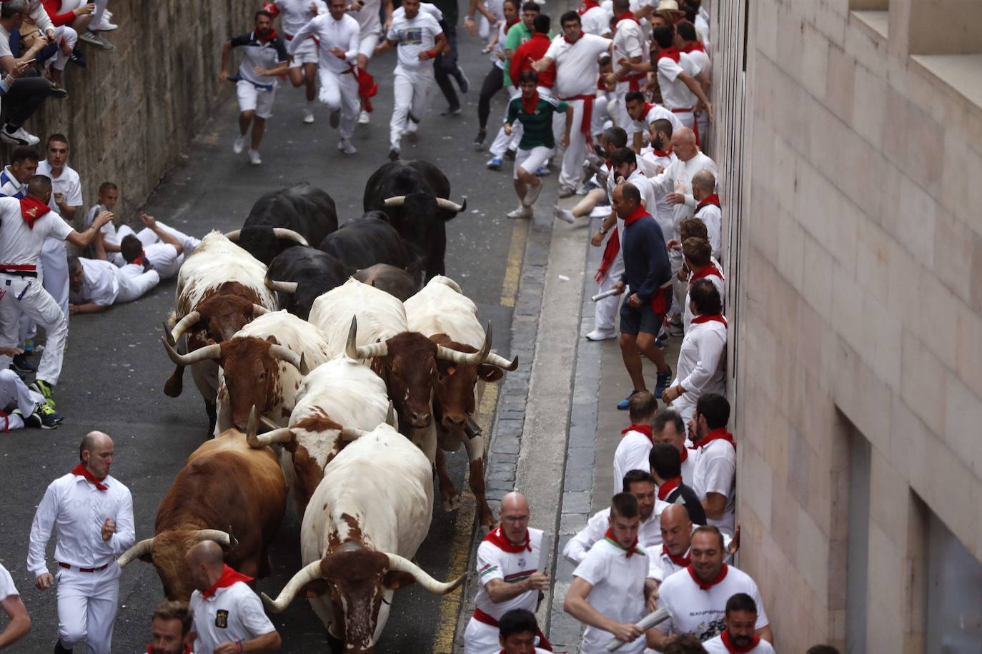 Los toros de El Puerto de San Lorenzo recorren rápidos el trazado de Pamplona dejando varios heridos en el primer encierro de San Fermín 2019.