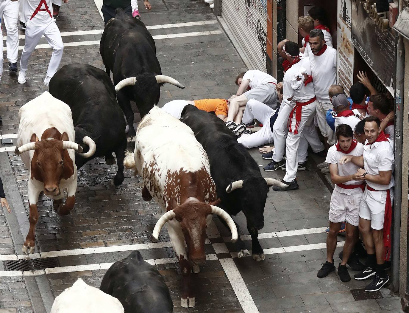 Los toros de El Puerto de San Lorenzo recorren rápidos el trazado de Pamplona dejando varios heridos en el primer encierro de San Fermín 2019.