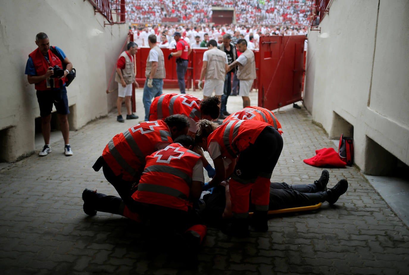 Los toros de El Puerto de San Lorenzo recorren rápidos el trazado de Pamplona dejando varios heridos en el primer encierro de San Fermín 2019.