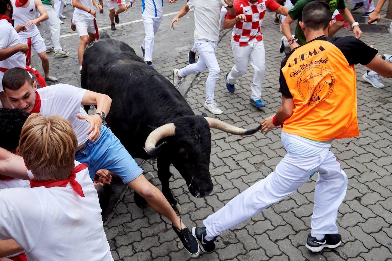 Los toros de El Puerto de San Lorenzo recorren rápidos el trazado de Pamplona dejando varios heridos en el primer encierro de San Fermín 2019.