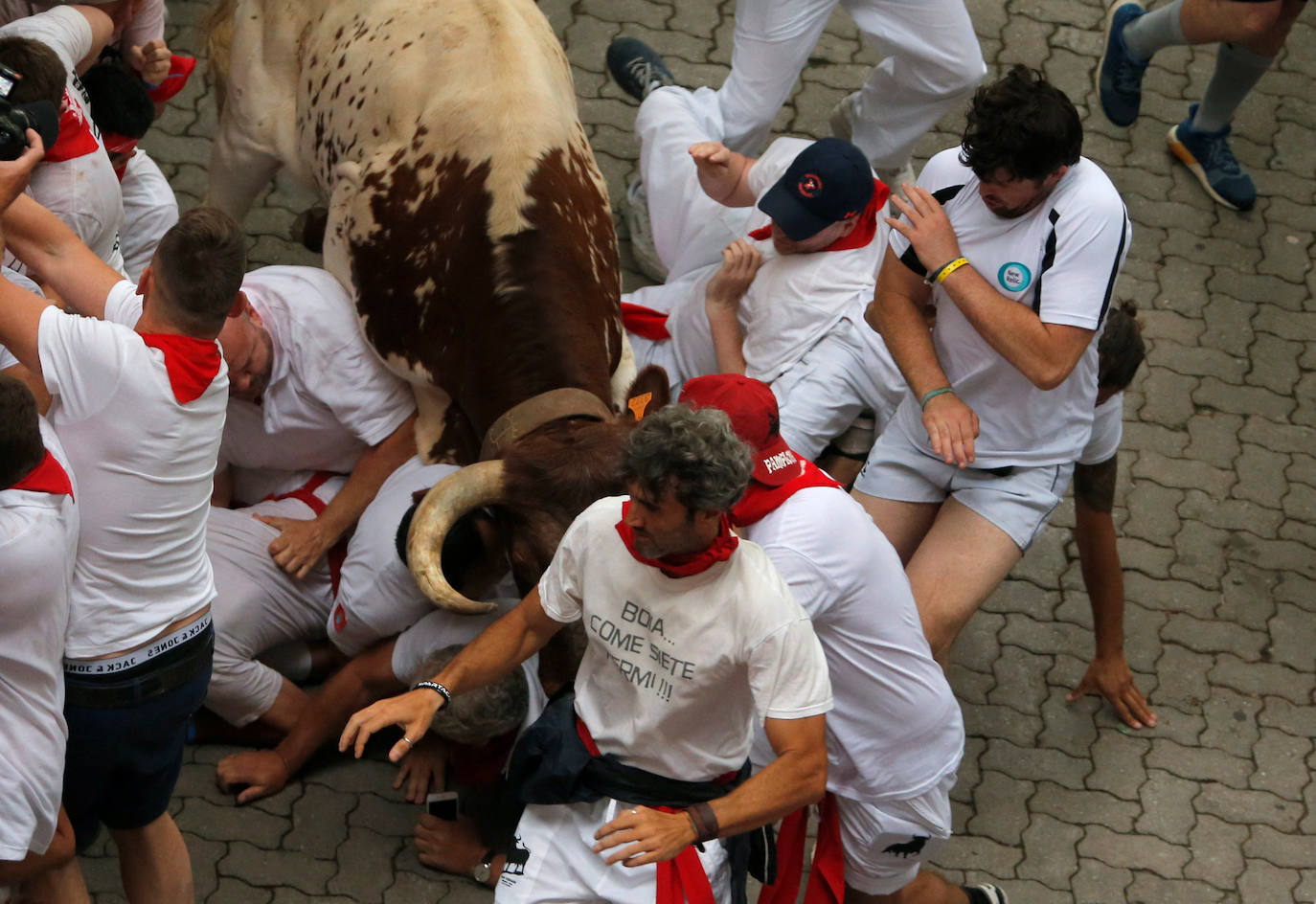 Los toros de El Puerto de San Lorenzo recorren rápidos el trazado de Pamplona dejando varios heridos en el primer encierro de San Fermín 2019.