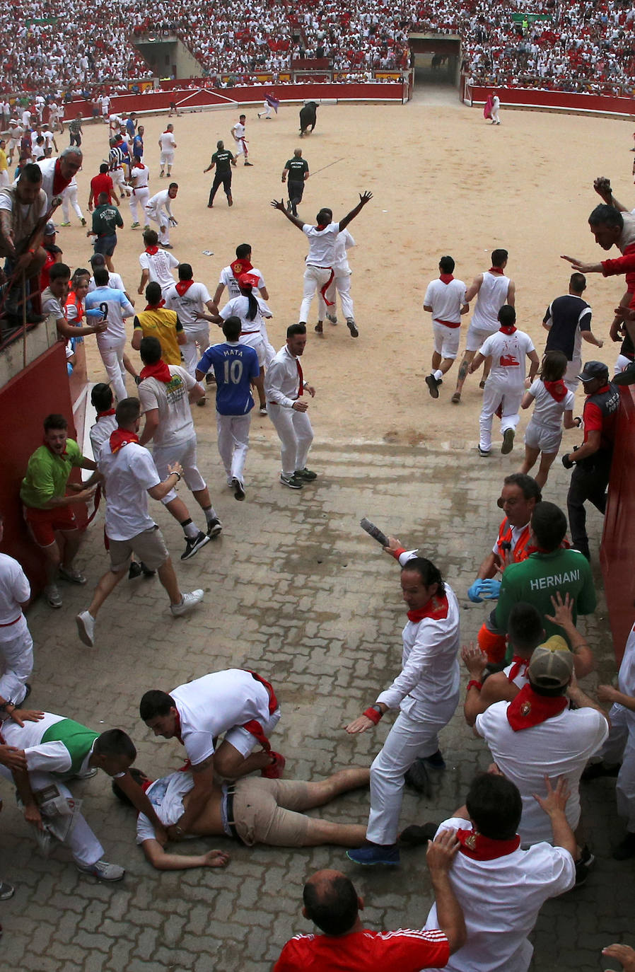 Los toros de El Puerto de San Lorenzo recorren rápidos el trazado de Pamplona dejando varios heridos en el primer encierro de San Fermín 2019.