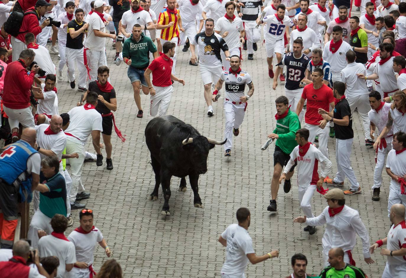 Los toros de El Puerto de San Lorenzo recorren rápidos el trazado de Pamplona dejando varios heridos en el primer encierro de San Fermín 2019.