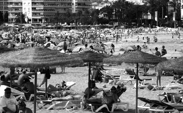 Ambiente de la playa del Arenal en Xàbia. 