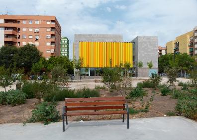 Imagen secundaria 1 - Imágenes de la plaza Miquel Adlert Noguerol.