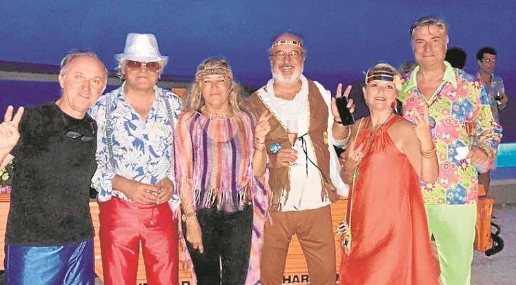 Rosa Castellví, tercera por la izquierda, con amigos en su fiesta de verano en Casa Sardinera.