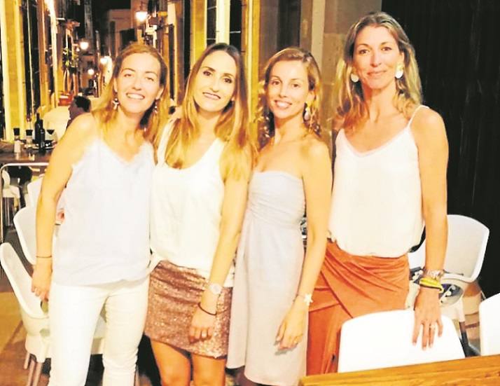 Nuria Estrada, María Gómez-Lechón, Sally Corell y SonsolesGómez Torres en el puerto de Xàbia.