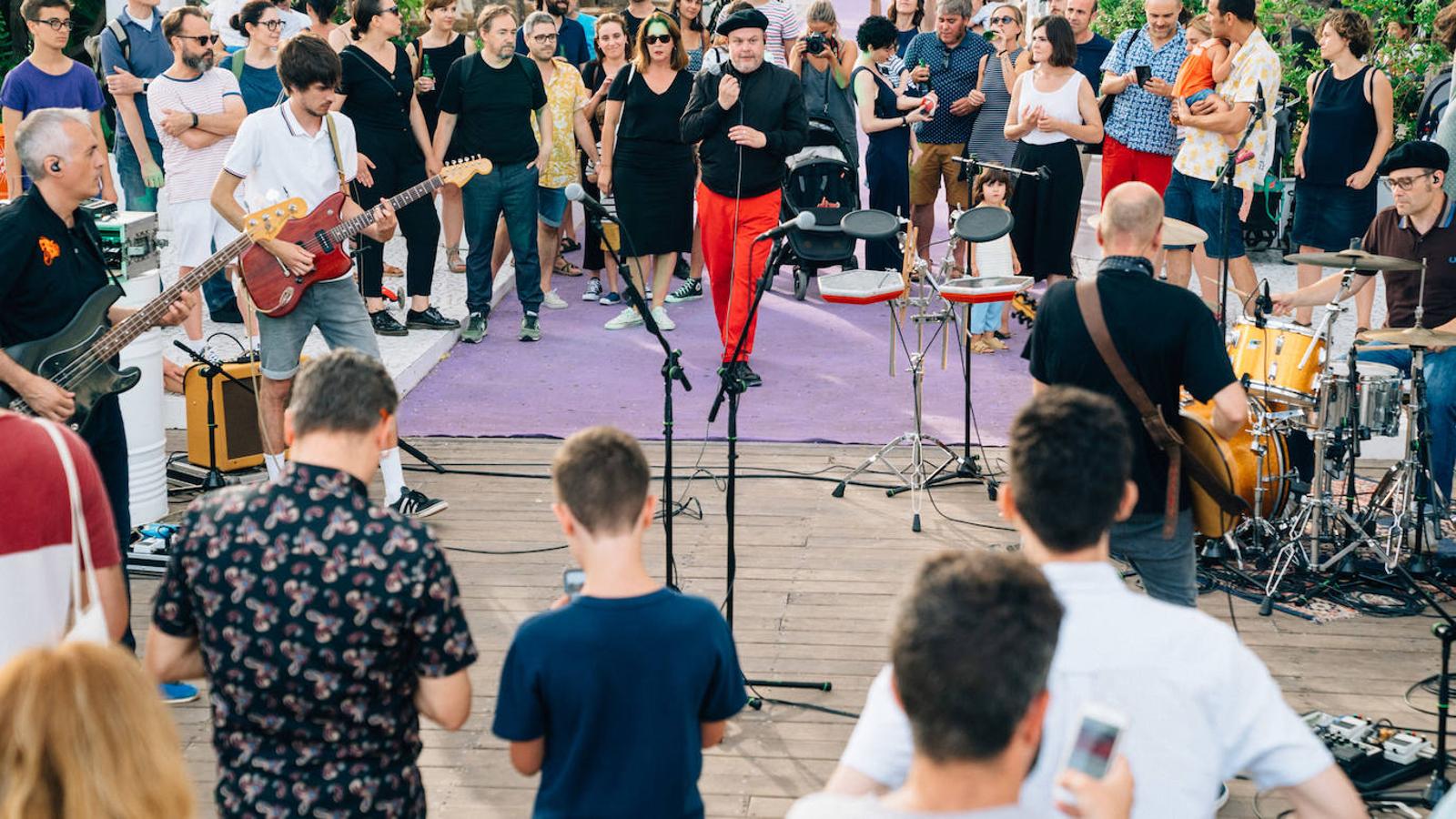 Uno de los espacios más veraniegos de Valencia se suma a los planes al aire libre con una jornada de música en directo, arte y buen ambiente bajo el nombre de Berenar! La propuesta cultural puede presumir de celebrarse en un entorno único como es la Ciudad de las Artes y las Ciencias de fondo. L'Umbracle se ha convertido en el escenario que ha recibido la actuación de Miqui Puig & ACP y las ilustraciones de Virginia Lorente, con un público valenciano que ha acogido el evento con un gran éxito. Si no has podido acercarte, el 28 de julio tienes otra cita con la que cerrar el mes junto al directo de Los Tiki Phantoms y las obras de la artista Laura Castelló. 