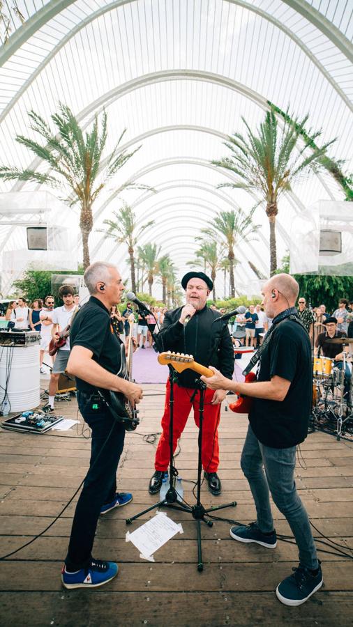 Uno de los espacios más veraniegos de Valencia se suma a los planes al aire libre con una jornada de música en directo, arte y buen ambiente bajo el nombre de Berenar! La propuesta cultural puede presumir de celebrarse en un entorno único como es la Ciudad de las Artes y las Ciencias de fondo. L'Umbracle se ha convertido en el escenario que ha recibido la actuación de Miqui Puig & ACP y las ilustraciones de Virginia Lorente, con un público valenciano que ha acogido el evento con un gran éxito. Si no has podido acercarte, el 28 de julio tienes otra cita con la que cerrar el mes junto al directo de Los Tiki Phantoms y las obras de la artista Laura Castelló. 