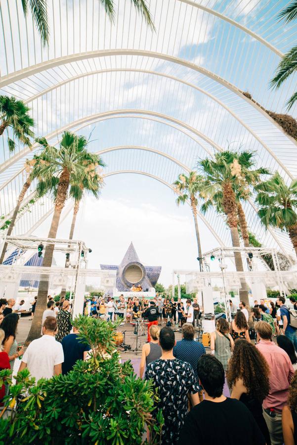 Uno de los espacios más veraniegos de Valencia se suma a los planes al aire libre con una jornada de música en directo, arte y buen ambiente bajo el nombre de Berenar! La propuesta cultural puede presumir de celebrarse en un entorno único como es la Ciudad de las Artes y las Ciencias de fondo. L'Umbracle se ha convertido en el escenario que ha recibido la actuación de Miqui Puig & ACP y las ilustraciones de Virginia Lorente, con un público valenciano que ha acogido el evento con un gran éxito. Si no has podido acercarte, el 28 de julio tienes otra cita con la que cerrar el mes junto al directo de Los Tiki Phantoms y las obras de la artista Laura Castelló. 