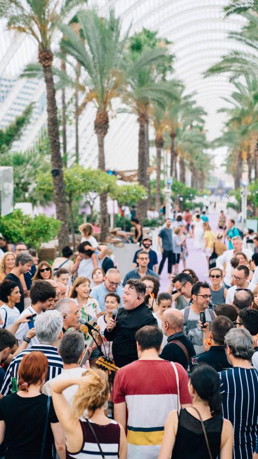 Uno de los espacios más veraniegos de Valencia se suma a los planes al aire libre con una jornada de música en directo, arte y buen ambiente bajo el nombre de Berenar! La propuesta cultural puede presumir de celebrarse en un entorno único como es la Ciudad de las Artes y las Ciencias de fondo. L'Umbracle se ha convertido en el escenario que ha recibido la actuación de Miqui Puig & ACP y las ilustraciones de Virginia Lorente, con un público valenciano que ha acogido el evento con un gran éxito. Si no has podido acercarte, el 28 de julio tienes otra cita con la que cerrar el mes junto al directo de Los Tiki Phantoms y las obras de la artista Laura Castelló. 