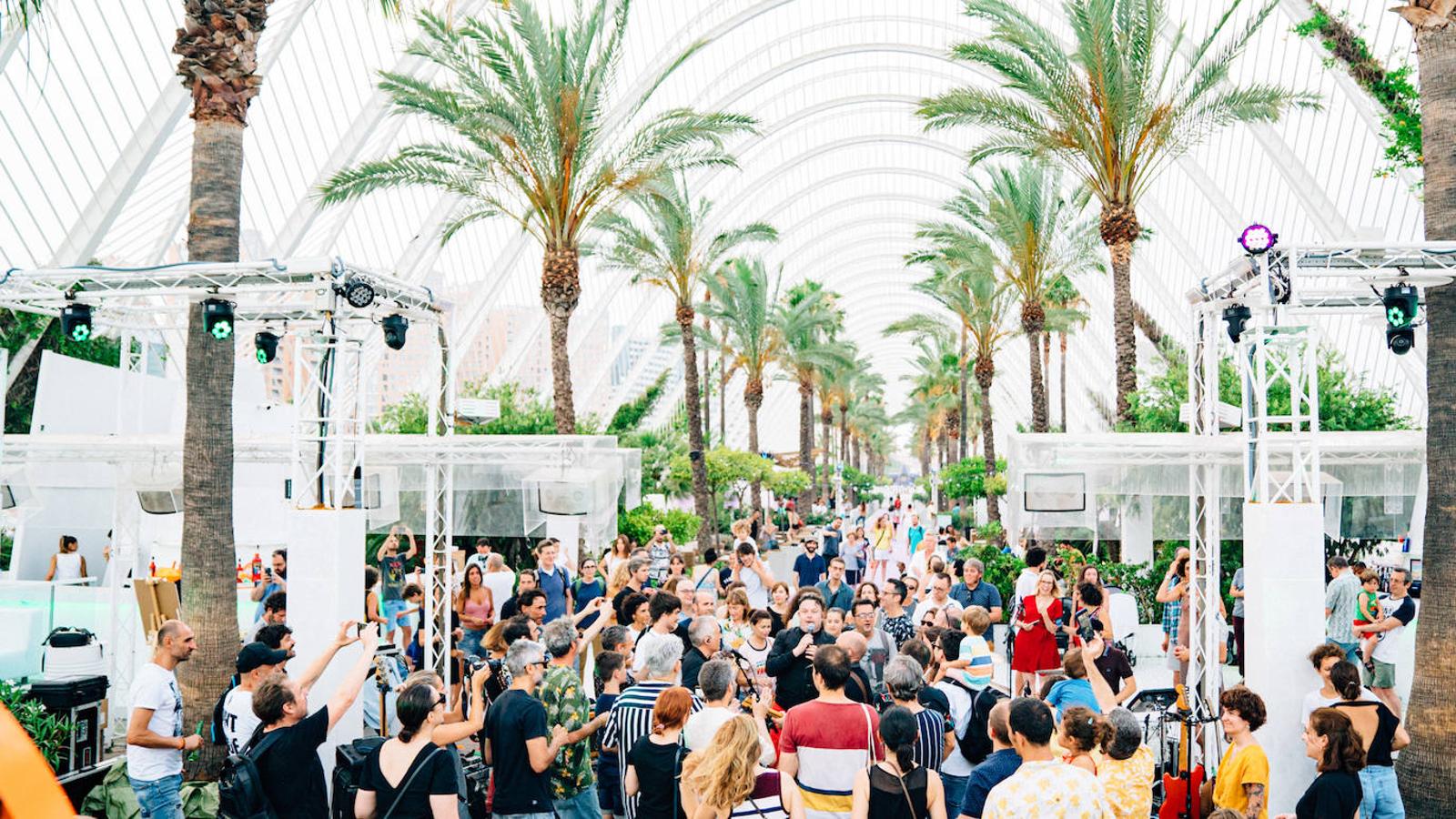 Uno de los espacios más veraniegos de Valencia se suma a los planes al aire libre con una jornada de música en directo, arte y buen ambiente bajo el nombre de Berenar! La propuesta cultural puede presumir de celebrarse en un entorno único como es la Ciudad de las Artes y las Ciencias de fondo. L'Umbracle se ha convertido en el escenario que ha recibido la actuación de Miqui Puig & ACP y las ilustraciones de Virginia Lorente, con un público valenciano que ha acogido el evento con un gran éxito. Si no has podido acercarte, el 28 de julio tienes otra cita con la que cerrar el mes junto al directo de Los Tiki Phantoms y las obras de la artista Laura Castelló. 