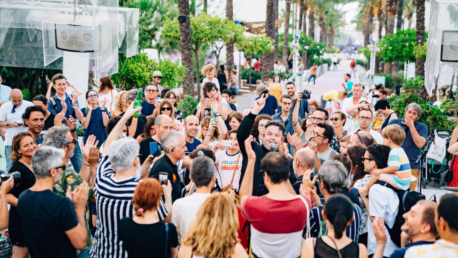 Uno de los espacios más veraniegos de Valencia se suma a los planes al aire libre con una jornada de música en directo, arte y buen ambiente bajo el nombre de Berenar! La propuesta cultural puede presumir de celebrarse en un entorno único como es la Ciudad de las Artes y las Ciencias de fondo. L'Umbracle se ha convertido en el escenario que ha recibido la actuación de Miqui Puig & ACP y las ilustraciones de Virginia Lorente, con un público valenciano que ha acogido el evento con un gran éxito. Si no has podido acercarte, el 28 de julio tienes otra cita con la que cerrar el mes junto al directo de Los Tiki Phantoms y las obras de la artista Laura Castelló. 