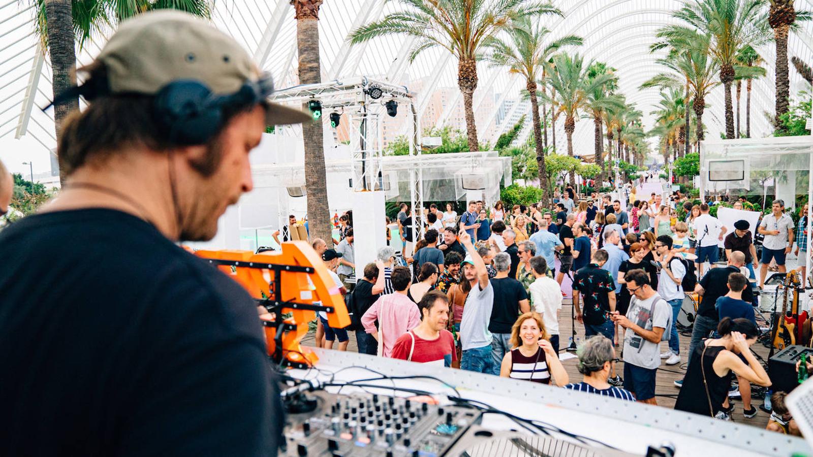 Uno de los espacios más veraniegos de Valencia se suma a los planes al aire libre con una jornada de música en directo, arte y buen ambiente bajo el nombre de Berenar! La propuesta cultural puede presumir de celebrarse en un entorno único como es la Ciudad de las Artes y las Ciencias de fondo. L'Umbracle se ha convertido en el escenario que ha recibido la actuación de Miqui Puig & ACP y las ilustraciones de Virginia Lorente, con un público valenciano que ha acogido el evento con un gran éxito. Si no has podido acercarte, el 28 de julio tienes otra cita con la que cerrar el mes junto al directo de Los Tiki Phantoms y las obras de la artista Laura Castelló. 