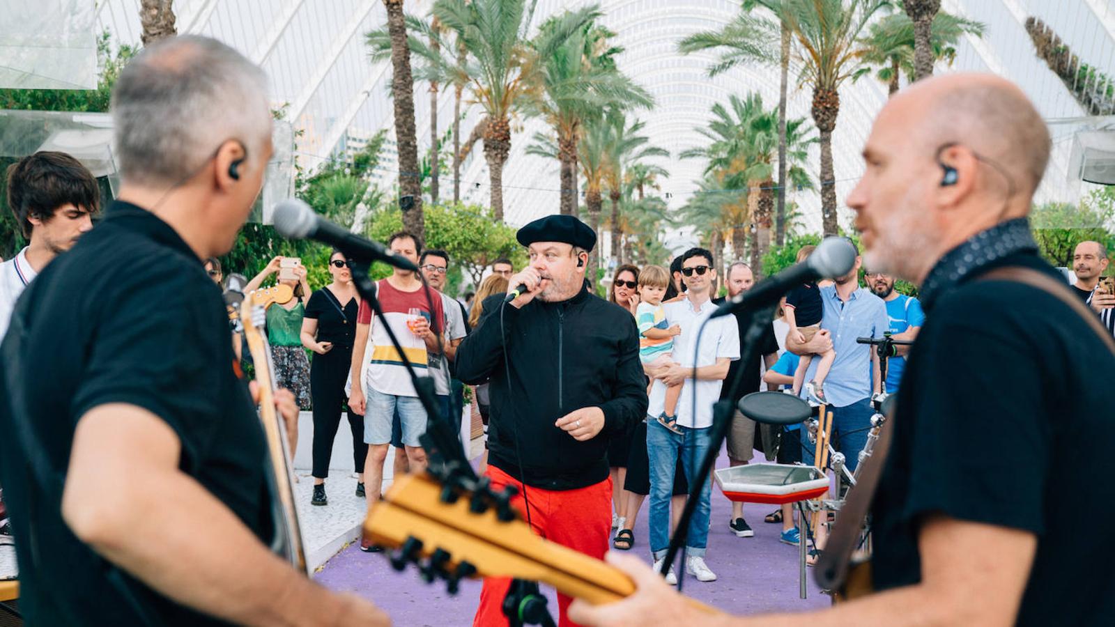 Uno de los espacios más veraniegos de Valencia se suma a los planes al aire libre con una jornada de música en directo, arte y buen ambiente bajo el nombre de Berenar! La propuesta cultural puede presumir de celebrarse en un entorno único como es la Ciudad de las Artes y las Ciencias de fondo. L'Umbracle se ha convertido en el escenario que ha recibido la actuación de Miqui Puig & ACP y las ilustraciones de Virginia Lorente, con un público valenciano que ha acogido el evento con un gran éxito. Si no has podido acercarte, el 28 de julio tienes otra cita con la que cerrar el mes junto al directo de Los Tiki Phantoms y las obras de la artista Laura Castelló. 