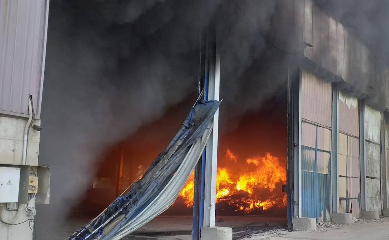 Incendio de la planta de reciclaje en Guadassuar.