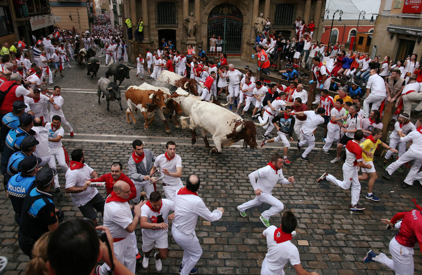 Los toros de José Escolar han recorrido las calles de Pamplona en dos minutos y 13 segundos. Es el encierro más rápido de este año.