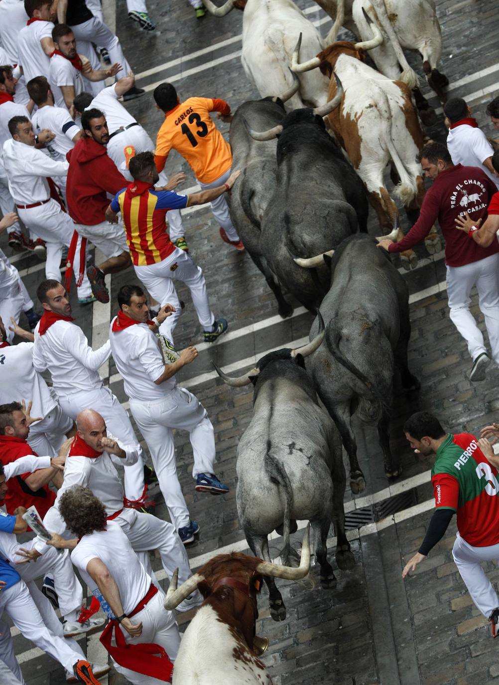 Los toros de José Escolar han recorrido las calles de Pamplona en dos minutos y 13 segundos. Es el encierro más rápido de este año.