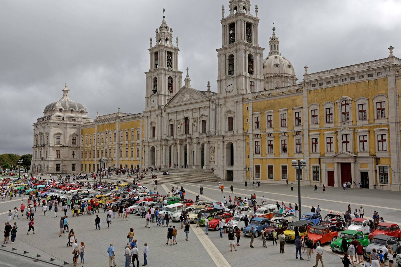 Palacio de Mafra. Con esta construcción, Portugal puede presumir de contar con dos nuevos sitios en la lista de nuevas maravillas de la Unesco. Este palacio se sitúa a 30 kilómetros al noroeste de Lisboa y fue proyectado por el rey Juan V en 1711 para plasmar su concepción de la monarquía y el Estado. El edificio hizo el papel de palacio real, capilla regia, monasterio franciscano y biblioteca, que en la actualidad atesora unos 36.000 libros.