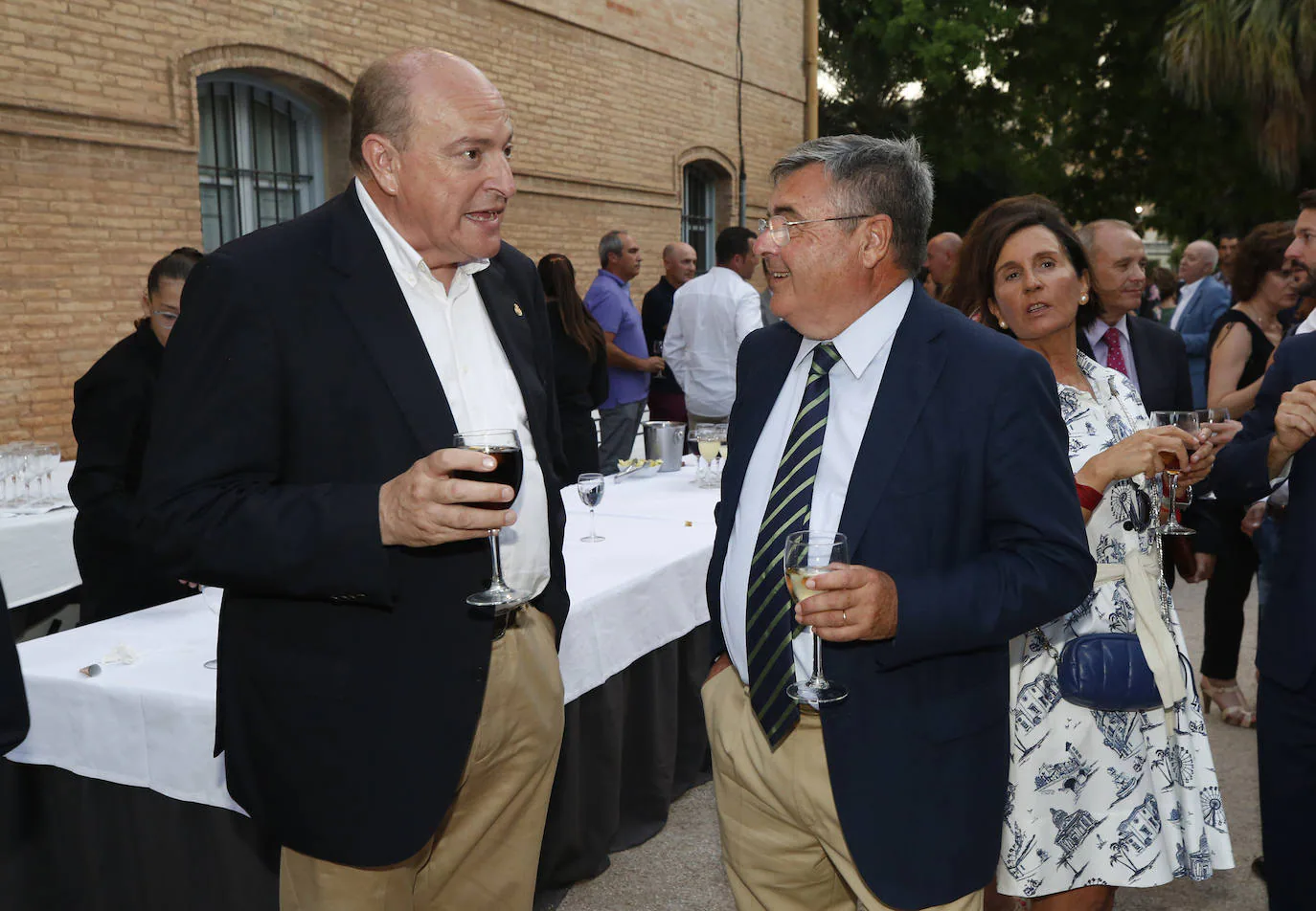 Cóctel. Julio Aguado, asesor del PP, conversa tras el acto con Gonzalo Zarranz, presidente del consejo de administración de Federico Domenech. 