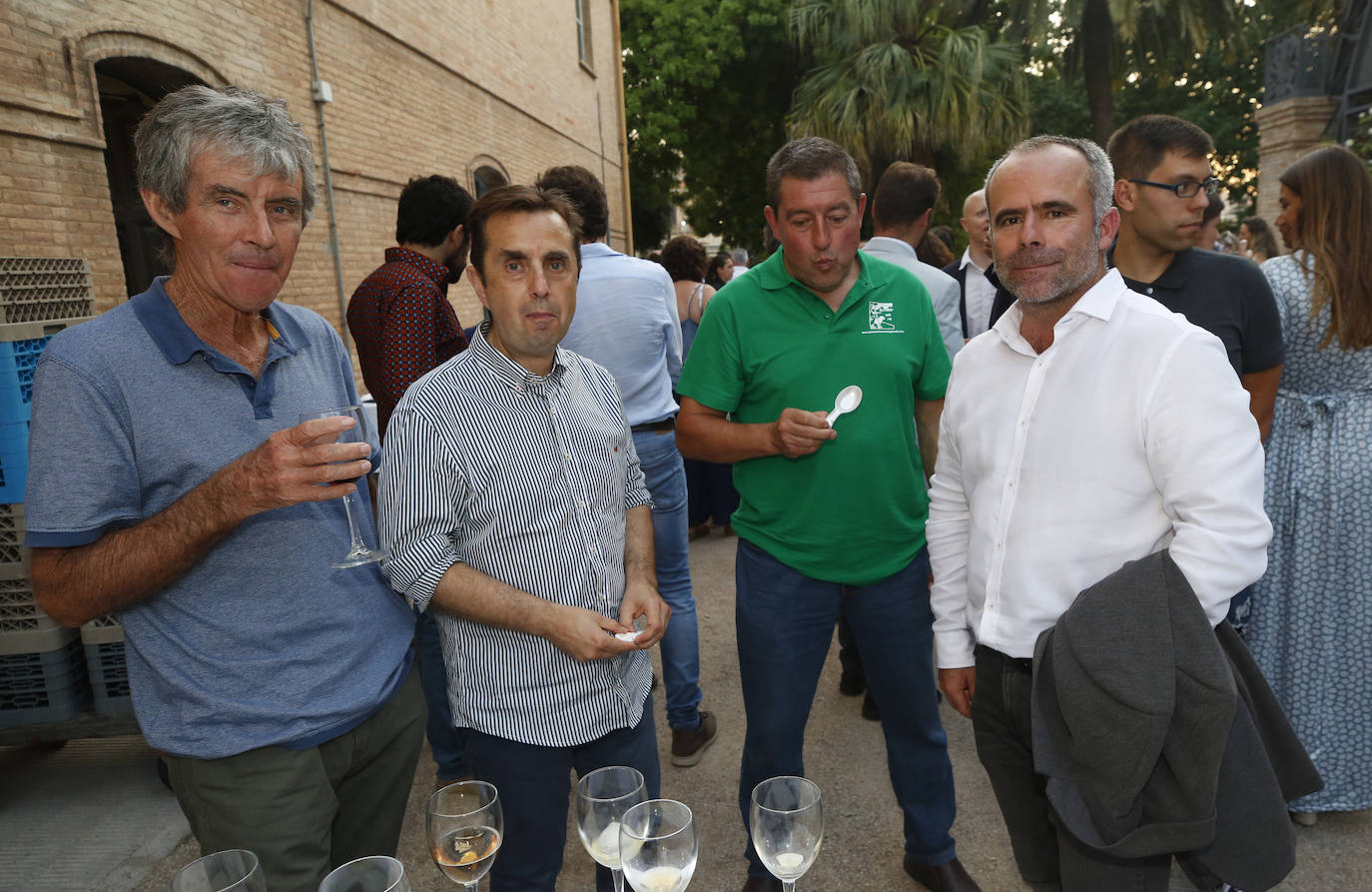 Orgullo. Juan Benages (centro), padre de Jordi, Premio Iniciativa Joven, con Josep Sanchis y Carles Peris (La Unió de Llauradors). 