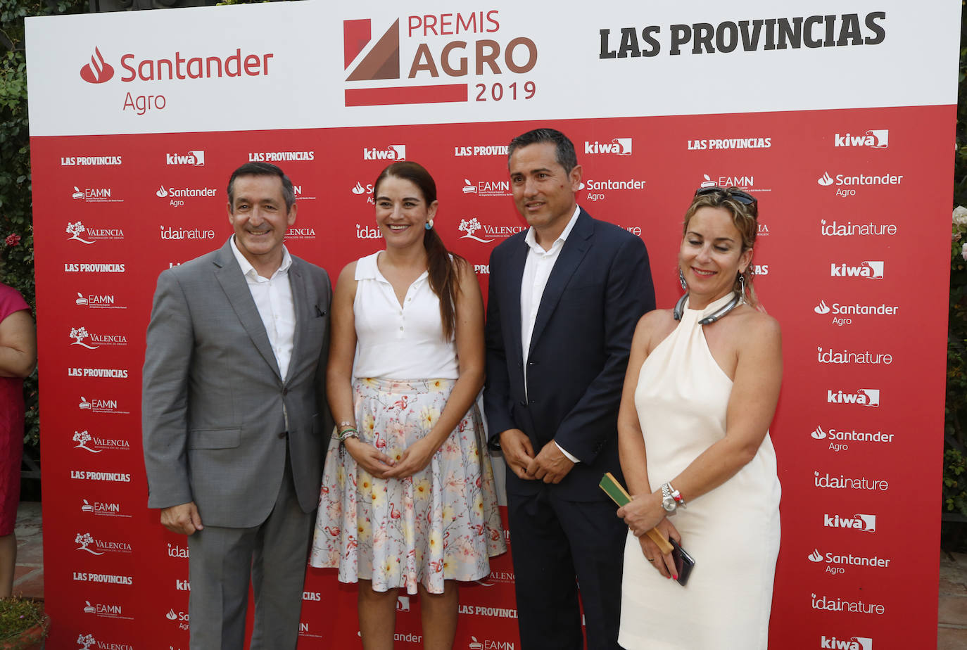 El emblemático Jardín Botánico de Valencia se convirtió en la tarde del martes en el escenario perfecto para el homenaje que LAS PROVINCIAS, en colaboración con Banco Santander e Idai Nature, brindó al sector agroalimentario de la Comunitat Valenciana. La primera edición de los Premios Agro pone en valor el talento y reconoce la constancia, el carácter emprendedor y la innovación que agricultores, ganaderos y empresarios de la agroalimentación aplican a su trabajo en un sector que supone en conjunto el 18% del PIB valenciano. Vicente Fontestad, presidente del grupo Fontestad, exportador de cítricos, recibía el galardón a la Trayectoria 'Toda una vida'. El premio a la Integración Medioambiental recayó en Elvira Chorques, ganadera y veterinaria. Vicky Foods, antigua Dulcesol, era reconocida con el galardón a la Transformación Agroalimentaria. La cooperativa de segundo grado Anecoop recibía el premio a la Exportación. A Adolfo García, gerente de Ecoiberope, se le entregó el premio a la Innovación por su trabajo en la especialidad de procesados veganos. La quesería La Planeta de Xert, recibía el premio a la Iniciativa Joven. El premio a la Mujer del Año ha correspondido a Regina Monsalve, ingeniera agrícola y empresaria. 