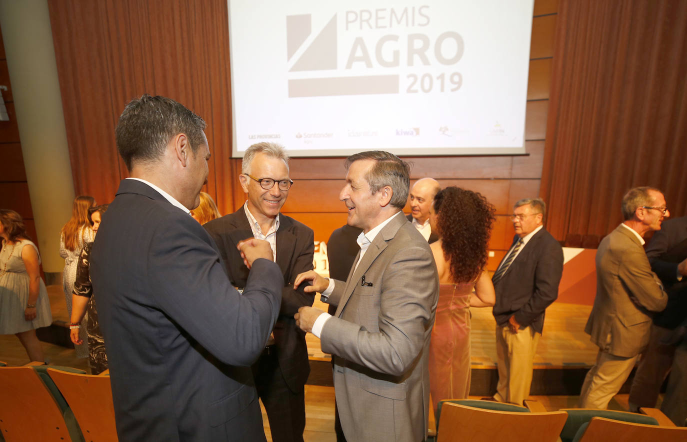 El emblemático Jardín Botánico de Valencia se convirtió en la tarde del martes en el escenario perfecto para el homenaje que LAS PROVINCIAS, en colaboración con Banco Santander e Idai Nature, brindó al sector agroalimentario de la Comunitat Valenciana. La primera edición de los Premios Agro pone en valor el talento y reconoce la constancia, el carácter emprendedor y la innovación que agricultores, ganaderos y empresarios de la agroalimentación aplican a su trabajo en un sector que supone en conjunto el 18% del PIB valenciano. Vicente Fontestad, presidente del grupo Fontestad, exportador de cítricos, recibía el galardón a la Trayectoria 'Toda una vida'. El premio a la Integración Medioambiental recayó en Elvira Chorques, ganadera y veterinaria. Vicky Foods, antigua Dulcesol, era reconocida con el galardón a la Transformación Agroalimentaria. La cooperativa de segundo grado Anecoop recibía el premio a la Exportación. A Adolfo García, gerente de Ecoiberope, se le entregó el premio a la Innovación por su trabajo en la especialidad de procesados veganos. La quesería La Planeta de Xert, recibía el premio a la Iniciativa Joven. El premio a la Mujer del Año ha correspondido a Regina Monsalve, ingeniera agrícola y empresaria. 