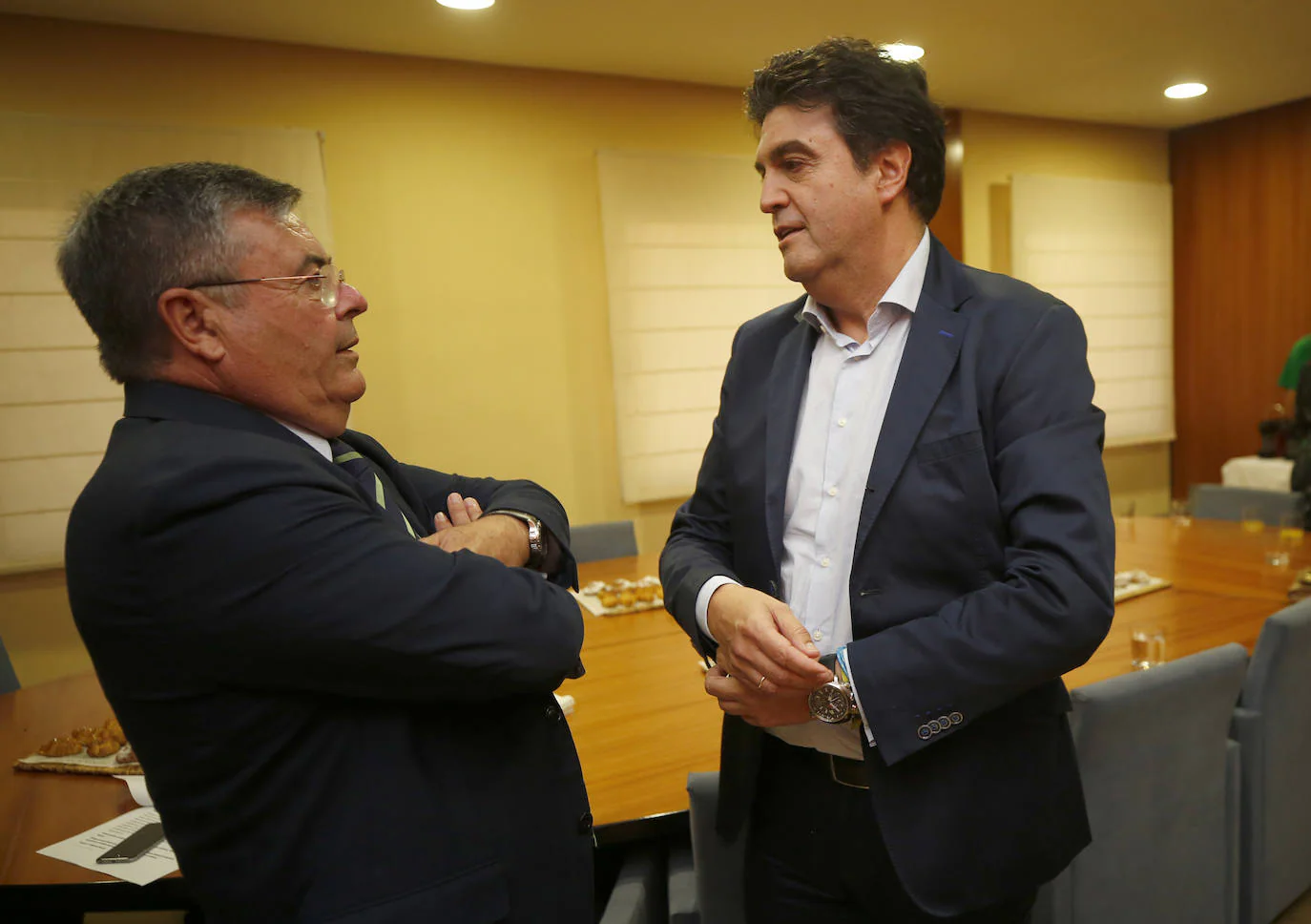 El emblemático Jardín Botánico de Valencia se convirtió en la tarde del martes en el escenario perfecto para el homenaje que LAS PROVINCIAS, en colaboración con Banco Santander e Idai Nature, brindó al sector agroalimentario de la Comunitat Valenciana. La primera edición de los Premios Agro pone en valor el talento y reconoce la constancia, el carácter emprendedor y la innovación que agricultores, ganaderos y empresarios de la agroalimentación aplican a su trabajo en un sector que supone en conjunto el 18% del PIB valenciano. Vicente Fontestad, presidente del grupo Fontestad, exportador de cítricos, recibía el galardón a la Trayectoria 'Toda una vida'. El premio a la Integración Medioambiental recayó en Elvira Chorques, ganadera y veterinaria. Vicky Foods, antigua Dulcesol, era reconocida con el galardón a la Transformación Agroalimentaria. La cooperativa de segundo grado Anecoop recibía el premio a la Exportación. A Adolfo García, gerente de Ecoiberope, se le entregó el premio a la Innovación por su trabajo en la especialidad de procesados veganos. La quesería La Planeta de Xert, recibía el premio a la Iniciativa Joven. El premio a la Mujer del Año ha correspondido a Regina Monsalve, ingeniera agrícola y empresaria. 