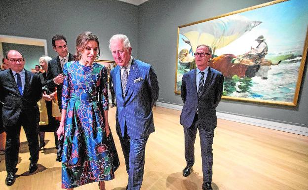 La Reina doña Letizia y el Príncipe de Inglaterra en la inauguración de la muestra de Londres. 