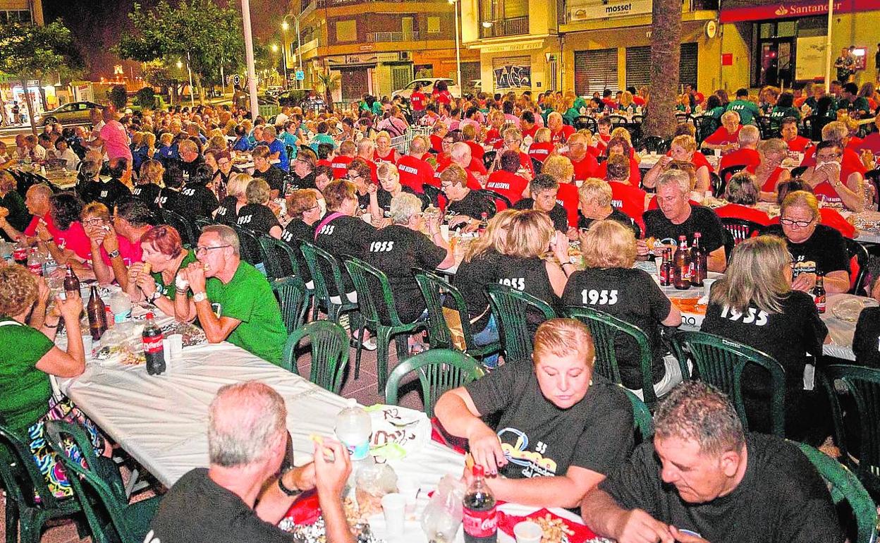 Cena multitudinaria en el Grau. La 'Festa de les Quintades' fue un éxito de participación.