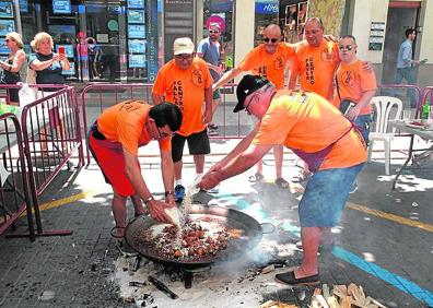 Imagen secundaria 1 - La falla Diana prepara la mejor paella de la Festa Major de Dénia
