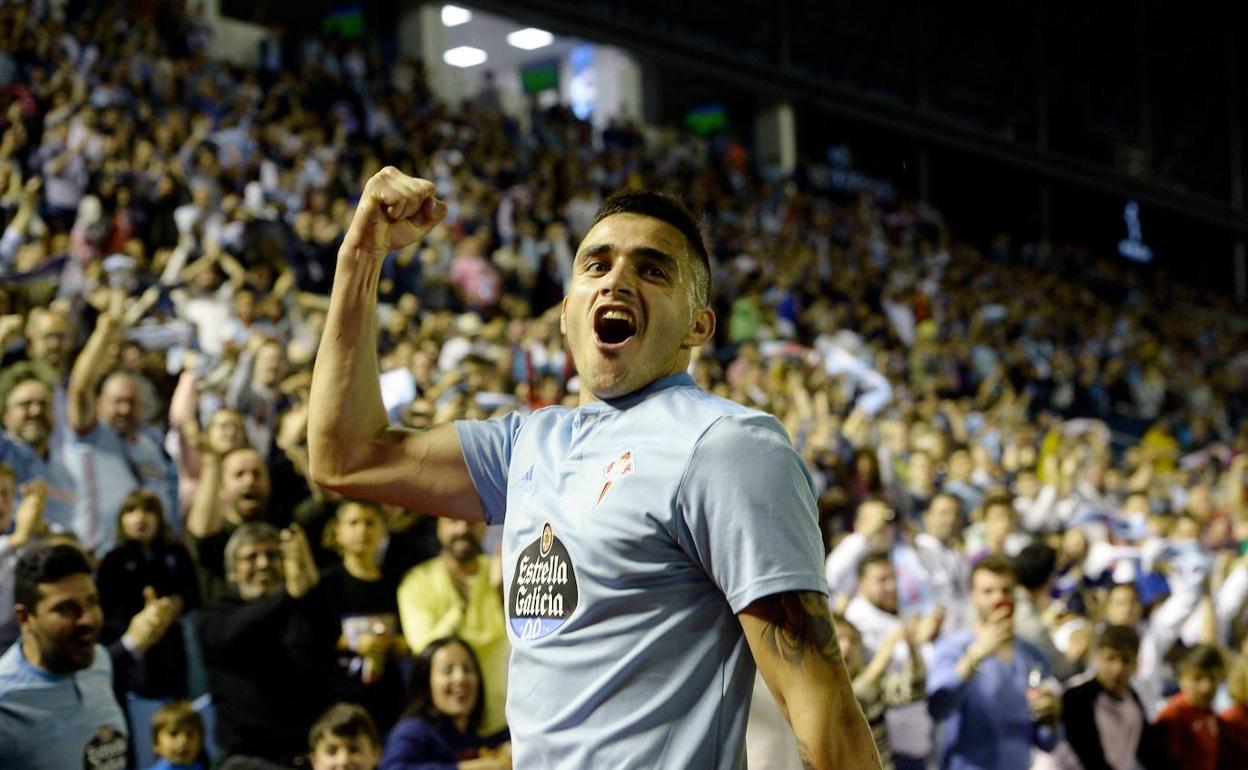 Maxi Gómez celebra un gol ante la afición del Celta.