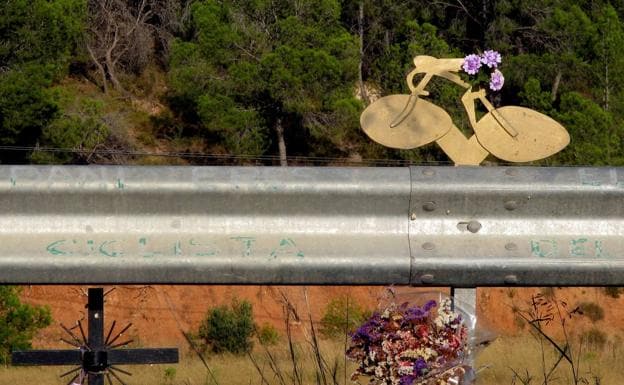 Imagen principal - 1. Un joven ciclista murió en el año 2000 en la Carretera de Náquera. 2. Flores en el ouente de Monteolivete. 3. Otro homenaje en Valencia.