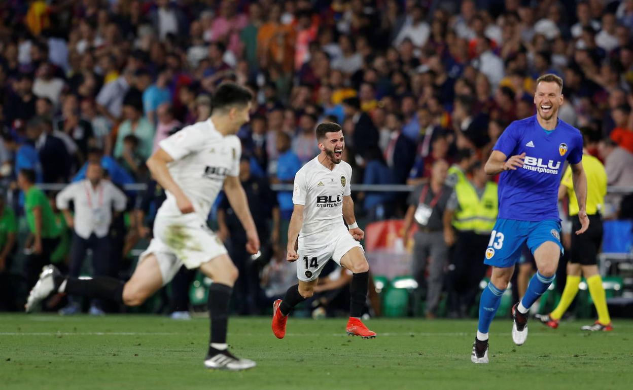 Jugadores del Valencia CF celebrando su victoria en la final de Copa del Rey.