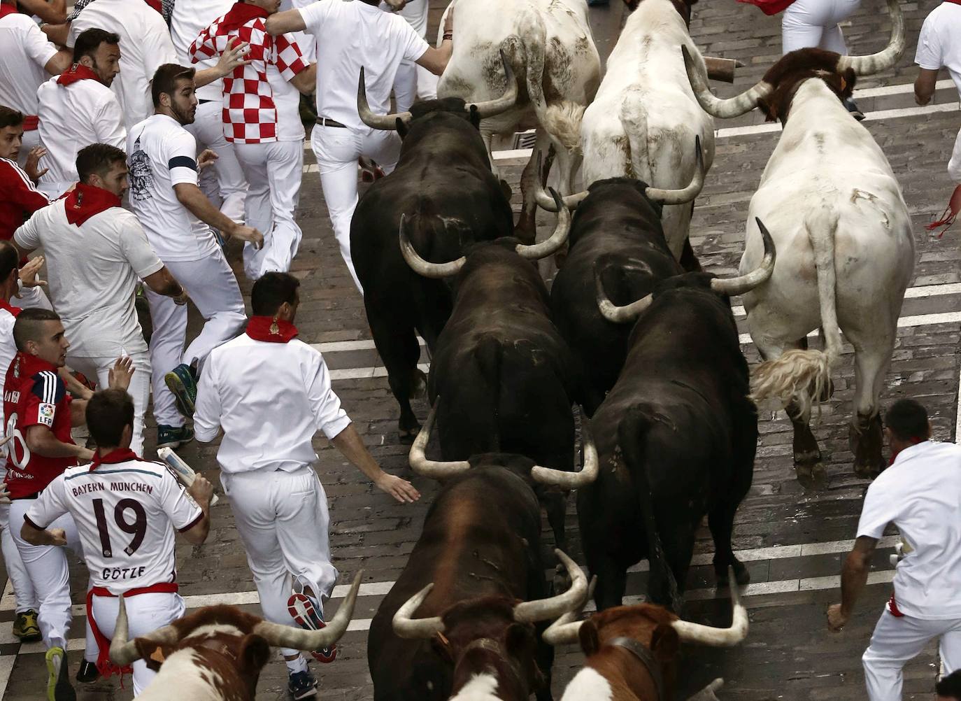 Los toros de Jandilla siguen la tónica de encierro veloz. Los astados dejan fuera su fama de peligrosos tras realizar un recorrido rápido y ordenado en dos minutos y diecinueve segundos. La carrera ha finalizado sin heridos, aunque con bastantes golpes.