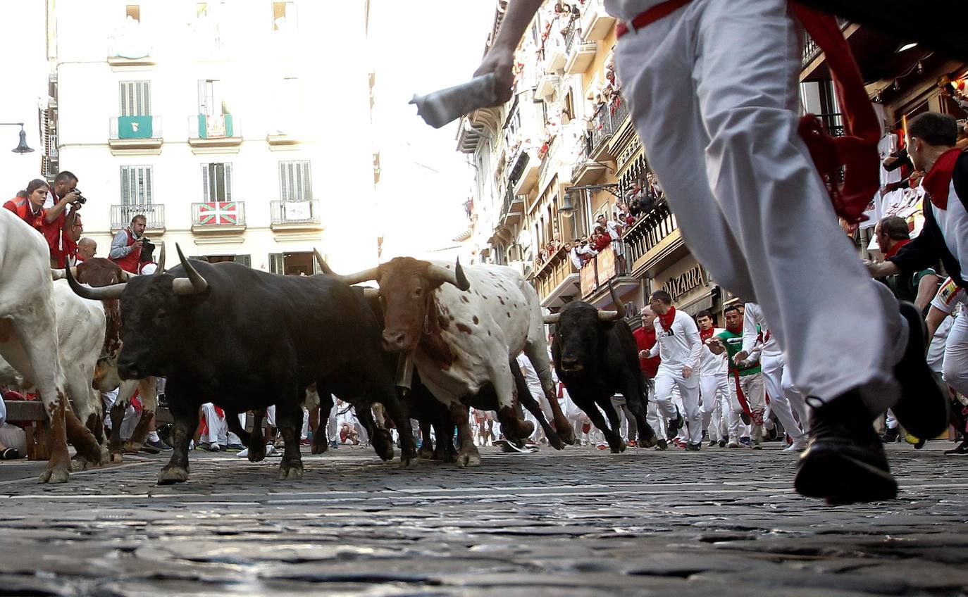 Los toros de Jandilla siguen la tónica de encierro veloz. Los astados dejan fuera su fama de peligrosos tras realizar un recorrido rápido y ordenado en dos minutos y diecinueve segundos. La carrera ha finalizado sin heridos, aunque con bastantes golpes.