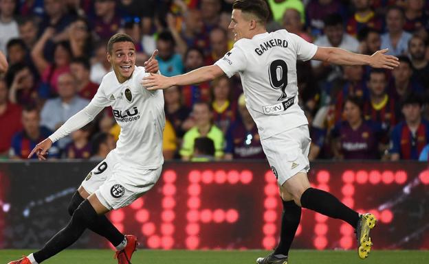 Rodrigo y Gameiro celebran sus goles en la final de la Copa del Rey.