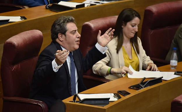 José María Llanos y Ana Vega, en el hemiciclo de Les Corts. 