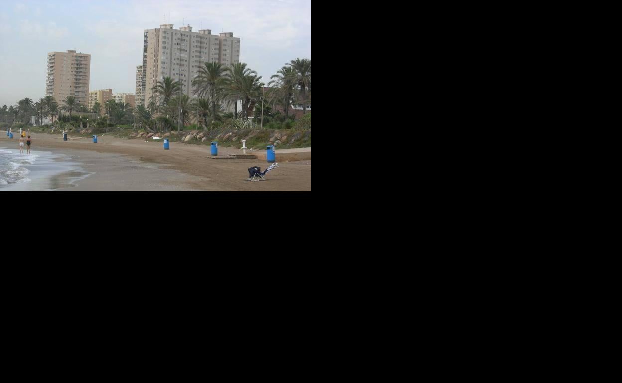 Playa de El Puig cerrada al baño. 