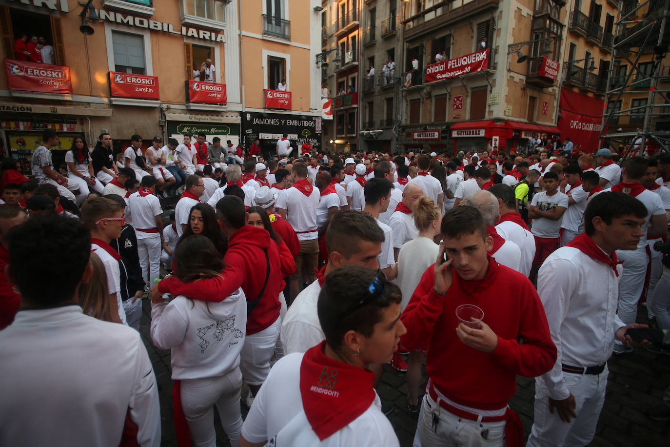 Los toros de la ganadería madrileña de Victoriano del Río han corrido este jueves un quinto encierro algo menos rápido que los anteriores (2 minutos y 50 segundos) y con más emoción porque una manada más estirada ha permitido colocarse mejor a los mozos, uno de los cuales, un valenciano de 27 años, ha resultado herido por asta en un brazo.